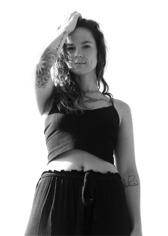 Frau, lange Flatter Hose, bauchfreies top, von unten fotografiert, eine Hand in den haaren. Blick sehr intensiv.
